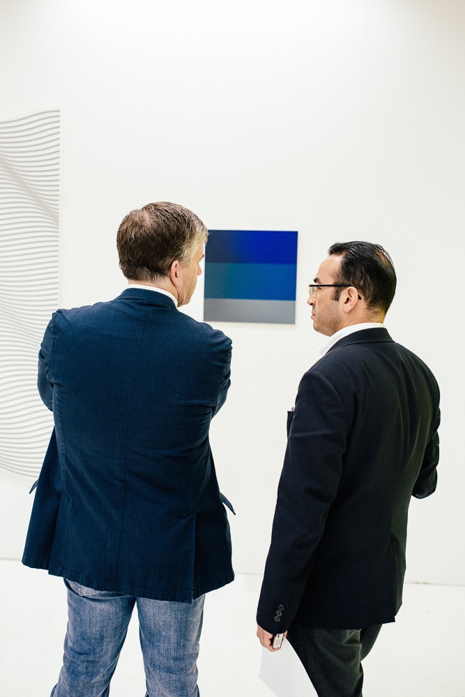 Besucher vor einem Werk der Sammlung ROCCA